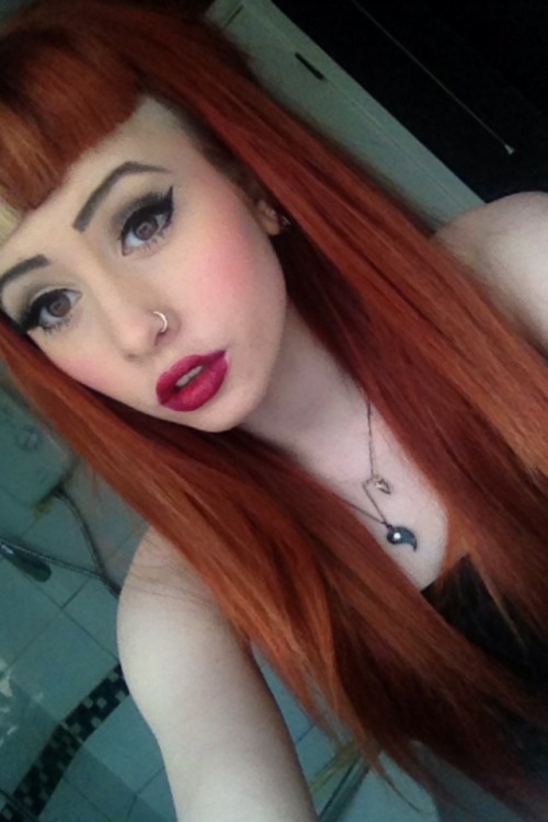 iwrestlebears:  dilated:  dink-182:  No filter or anything and my necklaces are tangled but Hi  Reblogging because Daisy is perf.  My idol 