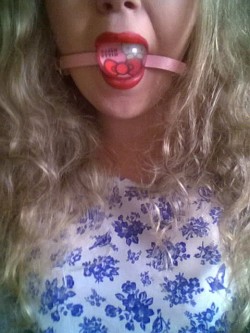 littlemissspanky:  Red lips and Hello Kitty.