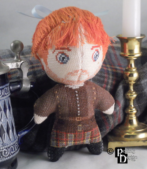 To ease the pain of the current droughtlander, I cross stitched a little Jamie doll. And before you 