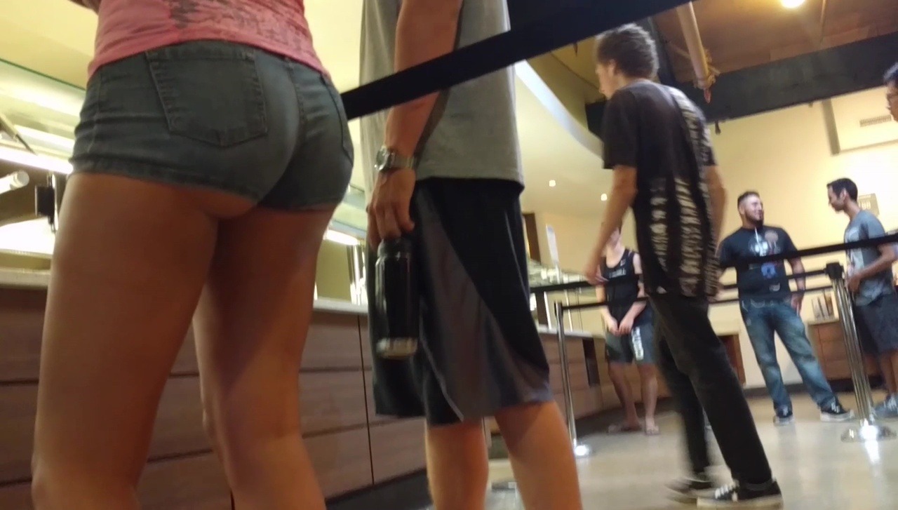twistedirl:  College freshmen in booty shorts