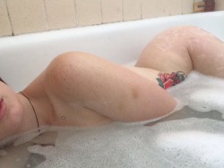 devilsbitchandaliar:  Bubble bath blues