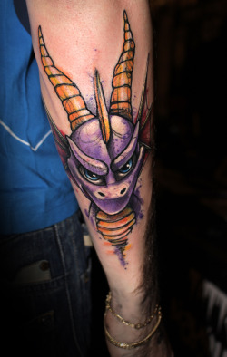 gamerink:    Spyro The Dragon tattoo done by @mircoisdead.