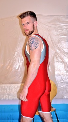 lycladuk:  splathq:  Andy is coming back to face the new tank this Tuesday! Andy gets tanked!  Mmm. Skintight singlet, great behind view and a potential lycra gunging. What’s not to like.