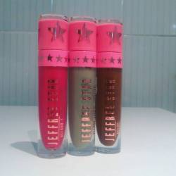 Look, look at my gorgeous babies!! They arrive today and I’m soooooo happy!! Thank you so much @jeffreestar I can’t wait to wear them #jefreestar @jeffreestarcosmetics #Masochist #DirtyMoney #Dominatrix