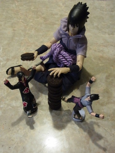 89mix:  オレオ遊び  Where’s that glass of milk when Sasuke-sempai needs it?