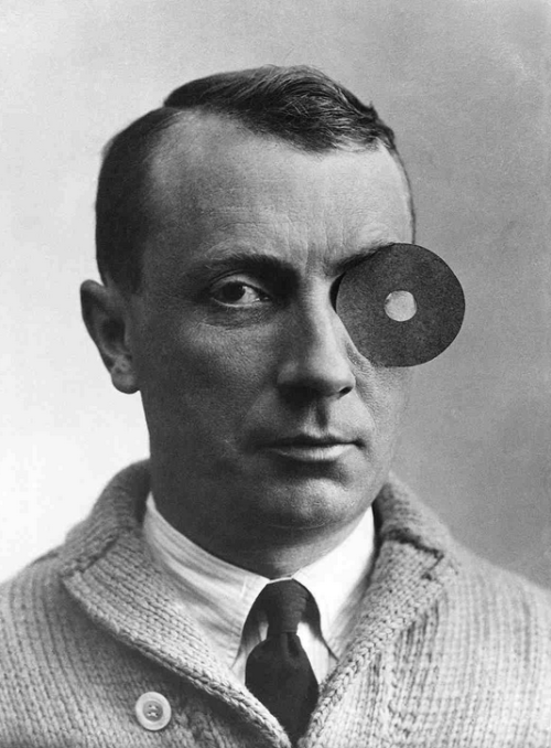 last-picture-show:  Jean (Hans) Arp mit Nabel-Monokel, 1926