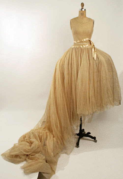 antiquatedfashions:  Wedding Dress, 20th Century, America. Metropolitan Museum of Art The Met websit