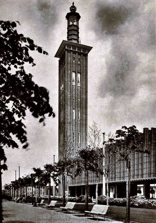 danismm:Exhibition buildings in the Rheinpark of the city of Cologne. Tower with boardrooms, dining 