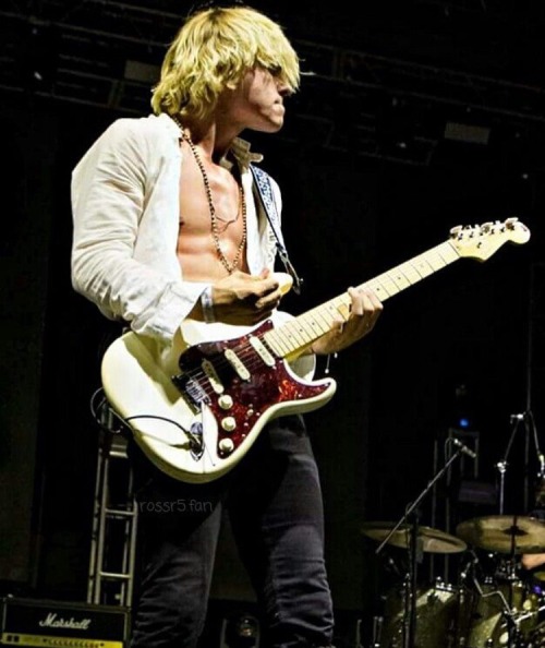 yaysters-blog:  Ross Lynch abs
