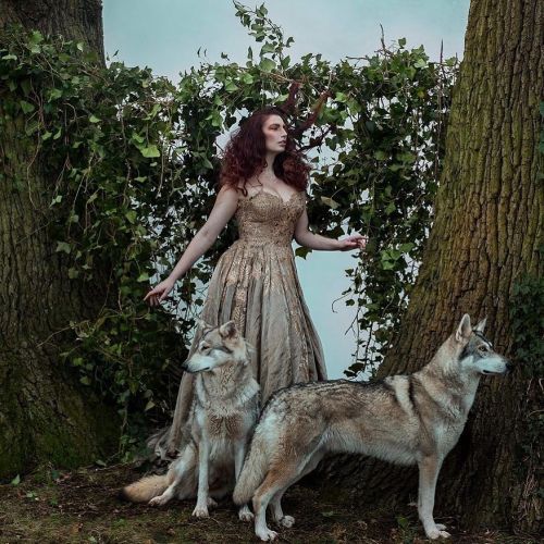 The goddess Medeina with her wolves #model @roswellivoryofficial #mua #makeupartist @nlbmakeupartist