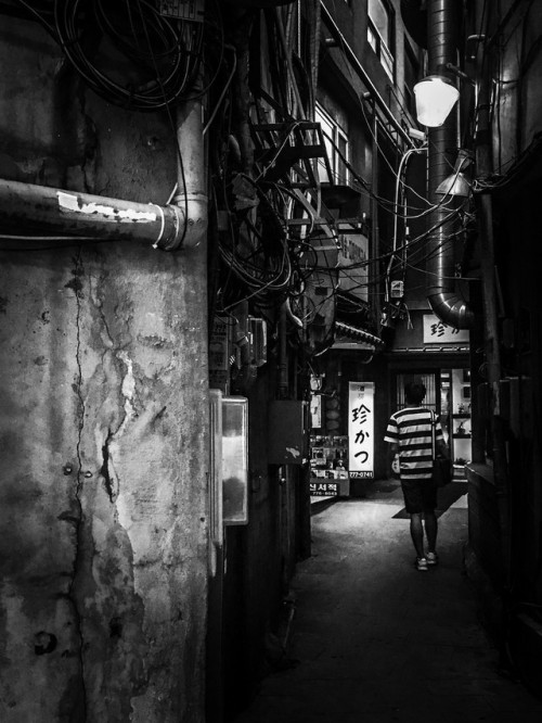 Narrow alleyway in Myeong-dong.