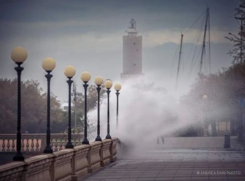 Mareggiata su Livorno… #andreadani #livornesity #igerstoscana #igerslivorno #waves #severewea