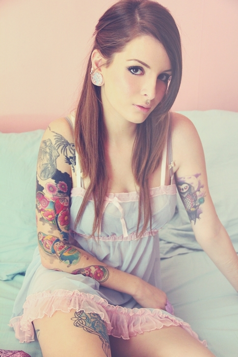 una mujer posa para una foto de tatuajes