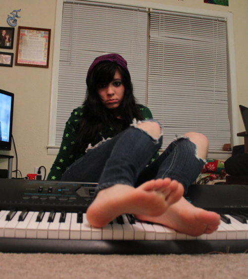 thescfeetking: Emo toes and soles!!!