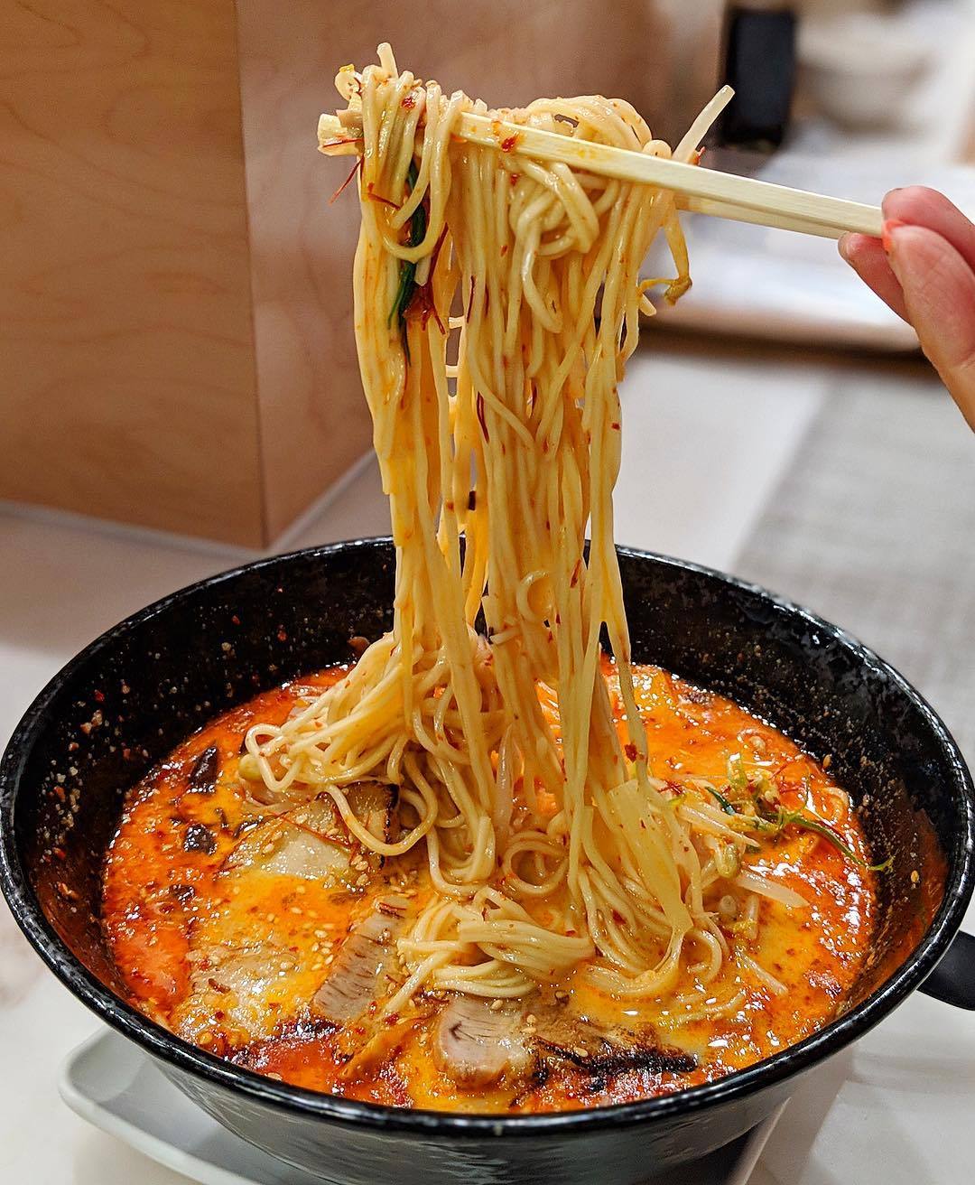 everybody-loves-to-eat:  tonkatsu ramen(source)