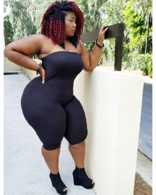 ratedthickent:  @CURVYCURLYCHRISY BBW DIMEPIECE, FOLLOW HER ON INSTAGRAM