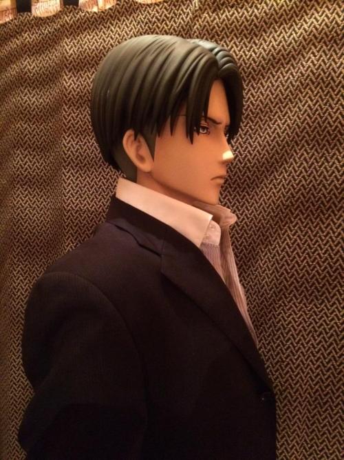 fuku-shuu:     Life-size Levi figure owner rurukota creates NO NAME!Levi! ETA: And more!  Continued from the original post of other Levi looks.   More on the life-size figures here!   