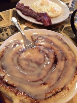 weed-wine-and-women:  validx2:  bobmarleynephew:  blasianxbri:  blondesquats:  theebuffbaker:  Cinnamon Roll Pancake. Word of Mouth - Salem, Or.  BRUH 