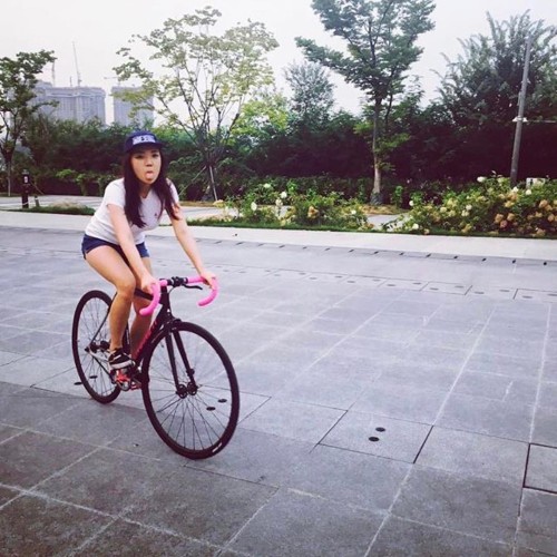 fixiegirls:Repost: @kleevely_x3:자전거타고싶어 메렁 더워져라 날씨 더워져라 날씨〰 #픽시걸 #픽시 #엔진11 #볼텍스 #싱글기어 #fixiegirl #fi