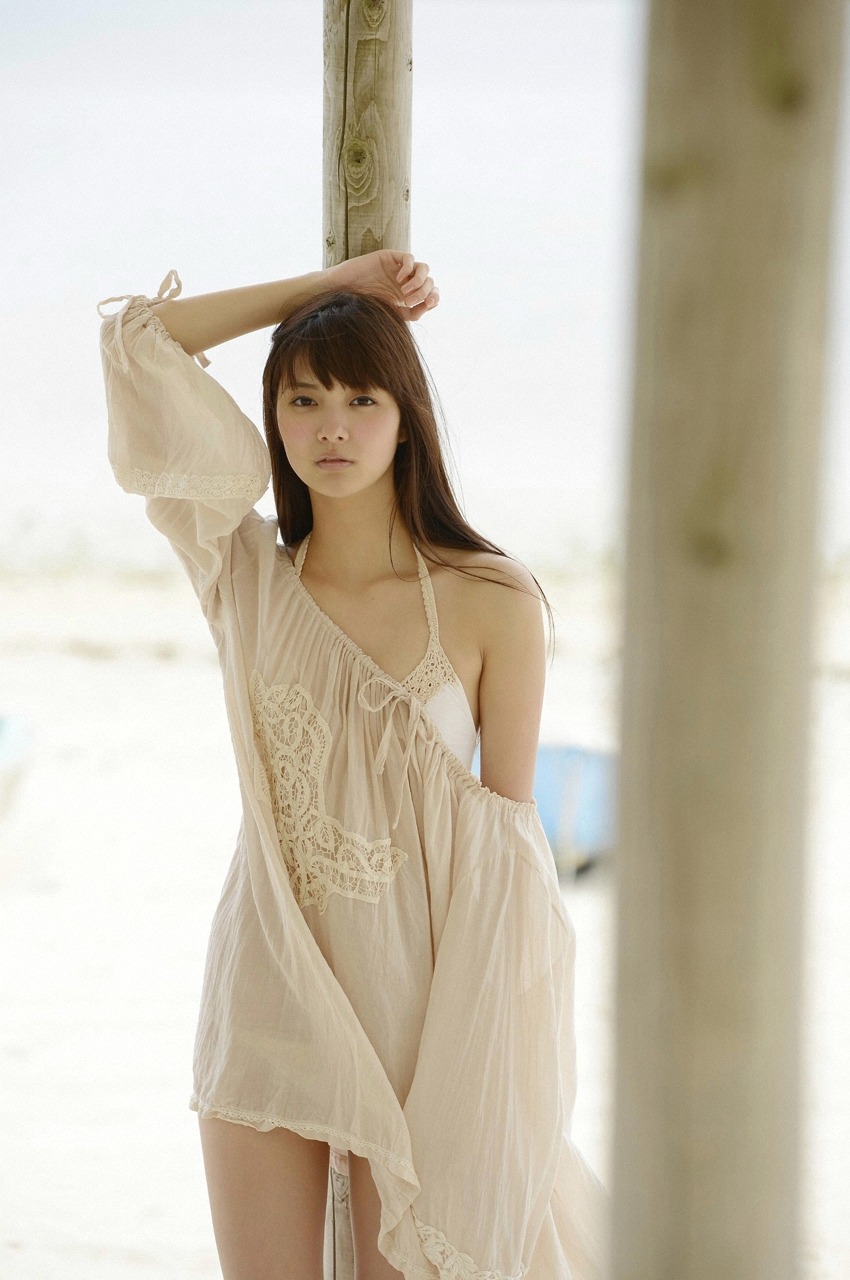 kawaiileg:  新川優愛｜美脚・脚フェチTumblr