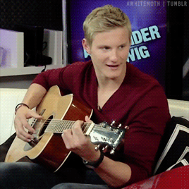 awhitemoth:    Alexander Ludwig Talks VIKINGS & Shows Off Musical Talents!  (X)