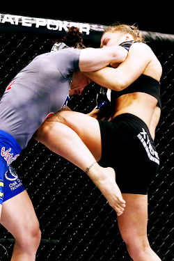 angryblackman:  Ronda Rousey versus Sara McMann 