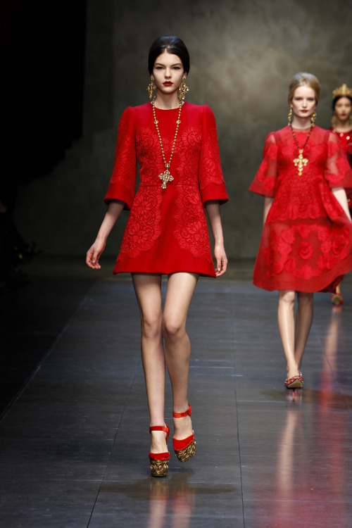 klassyklique:  mademoisellefashionn:  fashionbymademoiselle:  Dolce & Gabbana Fall 2013 RTW Fashion by Mademoiselle!  Bonjour,nous sommes Katarina et Violeta. Nous adorons la mode  X