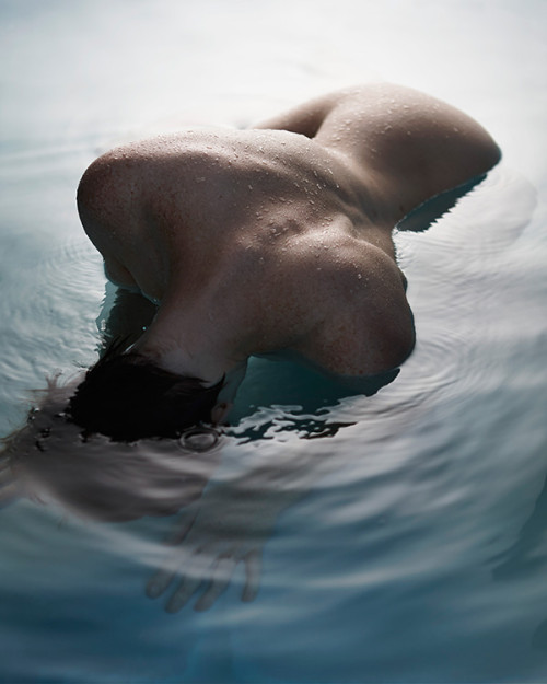 imveryinterested:  jedavu:  Intriguing Photographs Of Partially Submerged Nudes That Play With Perception Sydney-based photographer Danny Eastwood has a visually intriguing series titled ‘The Naked and the Nude’ that plays with perception.   These