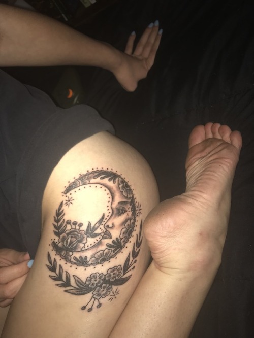 sarasfeet:  My new tattoo 💕 featuring dirty stinky feet 😏