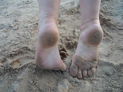 themissarcana: sandy feet <3