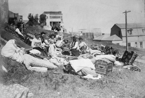 Photos of the 1906 San FranciscoEarthquake:View northeast from City Hall.Souvenir hunters, who in th