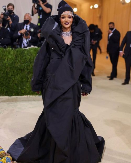 #metgala looks part 2. who are your favorites?  @badgalriri (Irish/ Afro Guyanese/ Bajan) @erykahbad