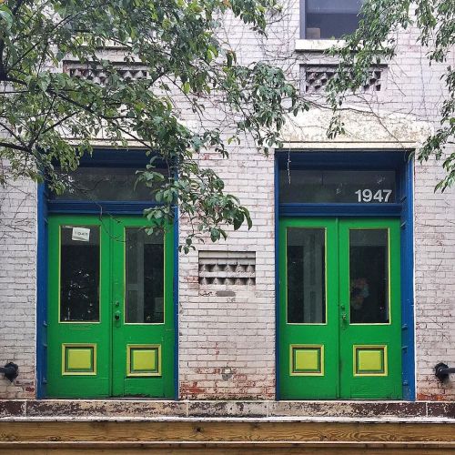 Pretty sweet #twofortuesday in Wicker Park today.  #doorsofchicago #adoorable  #MyChicagoPix #roamin