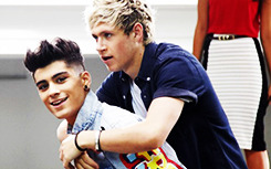 zaynlovesniall-blog:  Ziall 2013: Year of kissing and carrying 