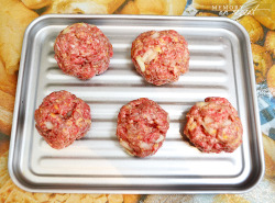 memoryonrepeat:  Ingredients: &frac12; pound of ground beef (opt for ground turkey if you want a healthier option!) 1 egg 1 tbs water &frac14; cup of breadcrumbs 1/8 cup of minced onion &frac12; tsp. salt &frac12; tsp. pepper Preparation: In a mixing