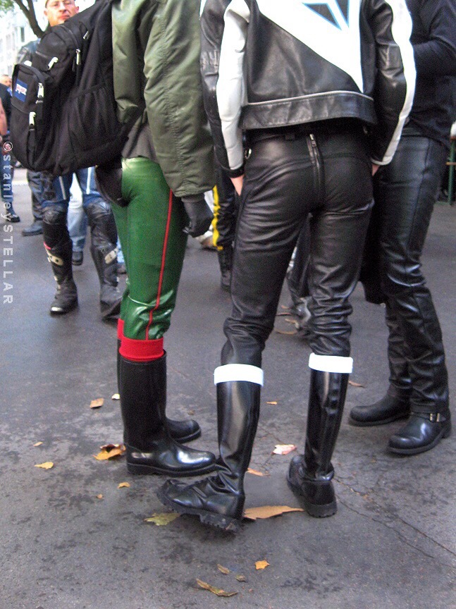 johnnymac0007: hhgoilleder:  bikerboy038:  Bikers on the street  Goil   Mmmmm…