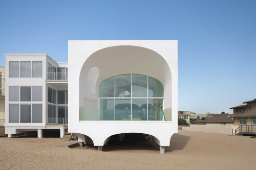 archatlas:    Vault House Johnston Marklee   Vault House is situated on a densely developed Californian beach site and challenges the standard prime, single-view typology by applying a strategy of complex layering of transparent interior spaces. With