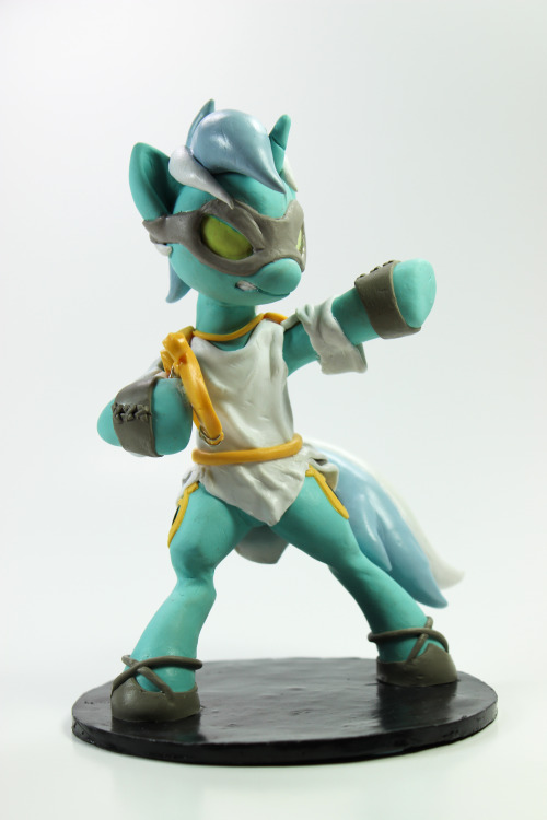 youobviouslyloveoctavia:  fernindt:  More awesome pictures of the Lyra / Hand of Justice statuette by the equally awesome Dustysculptures!  Saw this earlier. It’s great. I want one! :P  Ooo, coolness~!