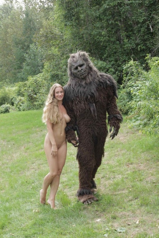 camelpose:  preferlifenaked2:    Bigfoot pose  But the wedding photo was great