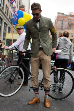 sunshineandfeelingfine:the tweed run is one of my favorite things