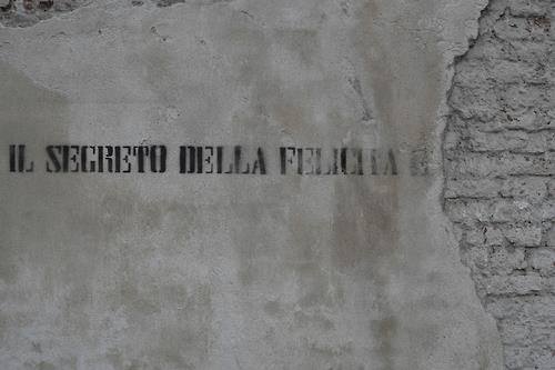 “Silenzi sussurati tra respiri affannati”
