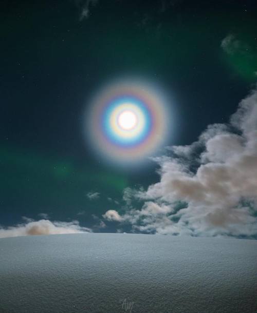 photos-of-space:Moon Corona and Aurora. Credit: Adrien Mauduit.