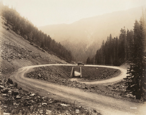 ratak-monodosico:Photographe anonyme. Spiral Bridge - Cody RoadÉtats-Unis, vers 1920. Tirage 