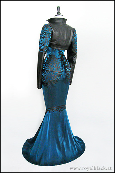 maqqy96:  thecorsetauthority:  opulentdesigns:  Ensemble “Blue Blood” Historically inspired couture 