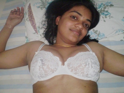 sexybddeshigirls:  Desi Hot Aunty in Bra