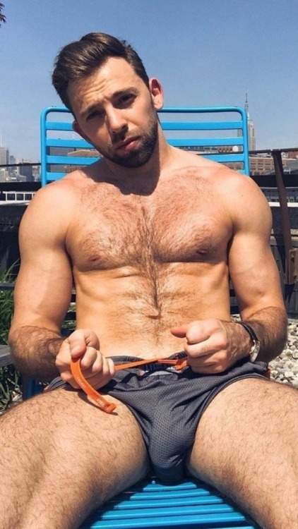 realbulgeguys:  sexy hairy muscle  Vient mettre ta tête entre mes cuisses poilus 