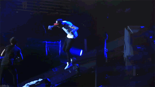 cilffrds:  Lilo falling on stage and Louis pouring water over Liam x 