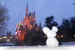  Snow at the Tokyo Disney resorts, via the