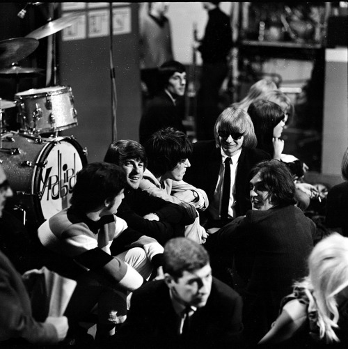 sixtiesgaragefuzzbeatpsychyeye:  The Yardbirds and the Kinks on set during rehearsals for TV show Re