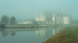 allthingseurope:  Chateau de Chambord in the mist (by nalo.soul)